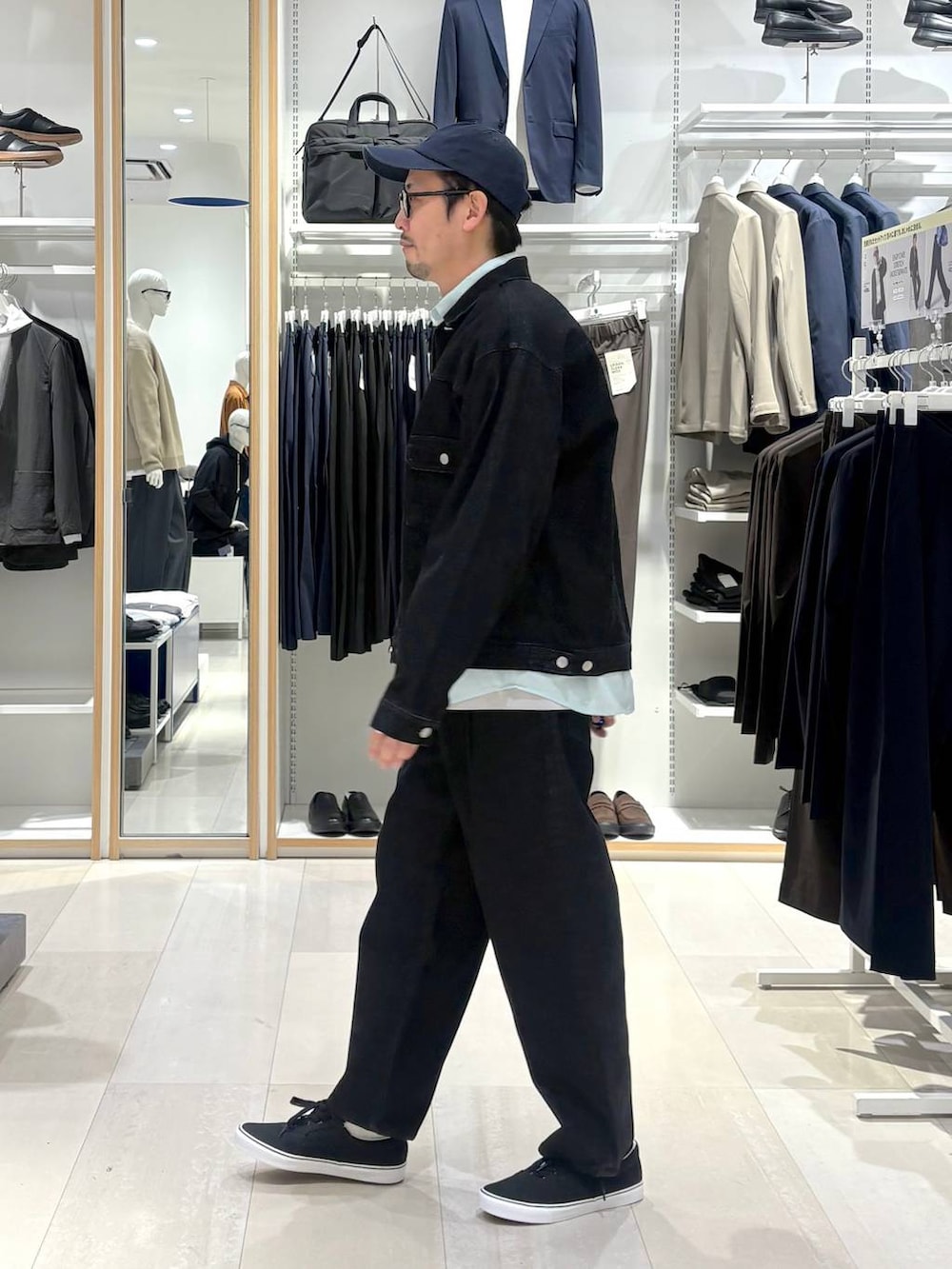 ブラック系のデニムジャケット、ブラック系のデニムパンツ、グリーン系のシャツ/ブラウスを着用したメンズの春コーディネートの2枚目の写真