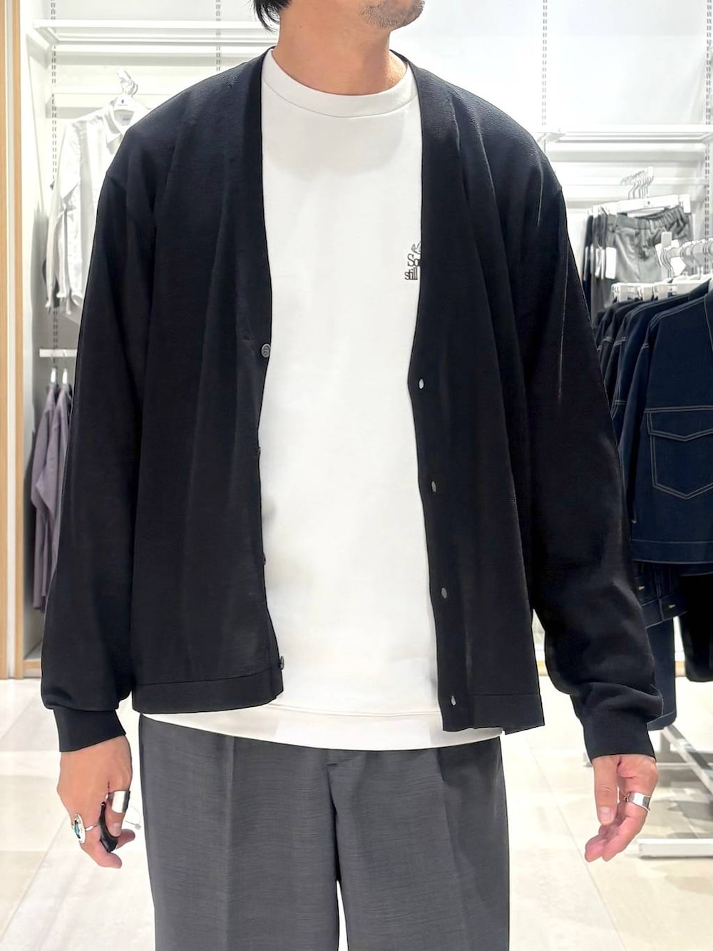 ブラック系のカーディガン/ボレロ、グレー系のスラックス、グレー系のスウェットを着用したメンズの秋コーディネートの4枚目の写真