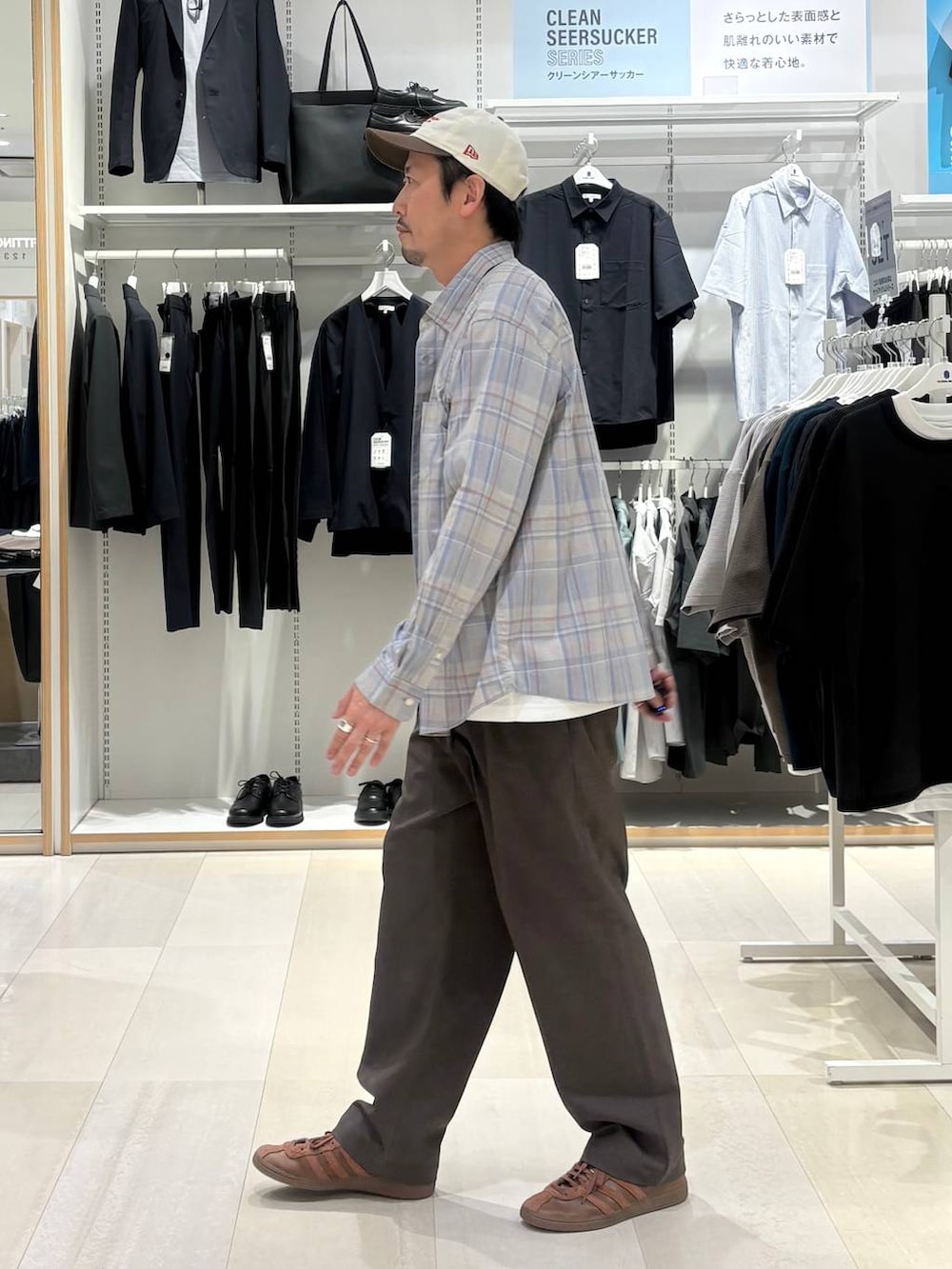 ブラウン系のその他パンツ、ホワイト系のTシャツ/カットソー、グレー系のシャツ/ブラウスを着用したメンズの春コーディネートの2枚目の写真