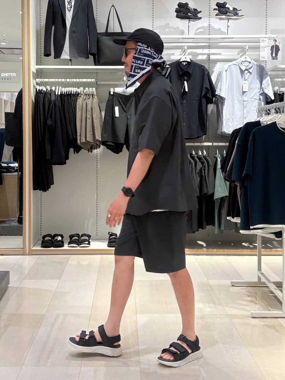グレー系のシャツ/ブラウス、グレー系のその他パンツ、ブラック系のサンダルを着用したメンズの春コーディネートの3枚目の写真