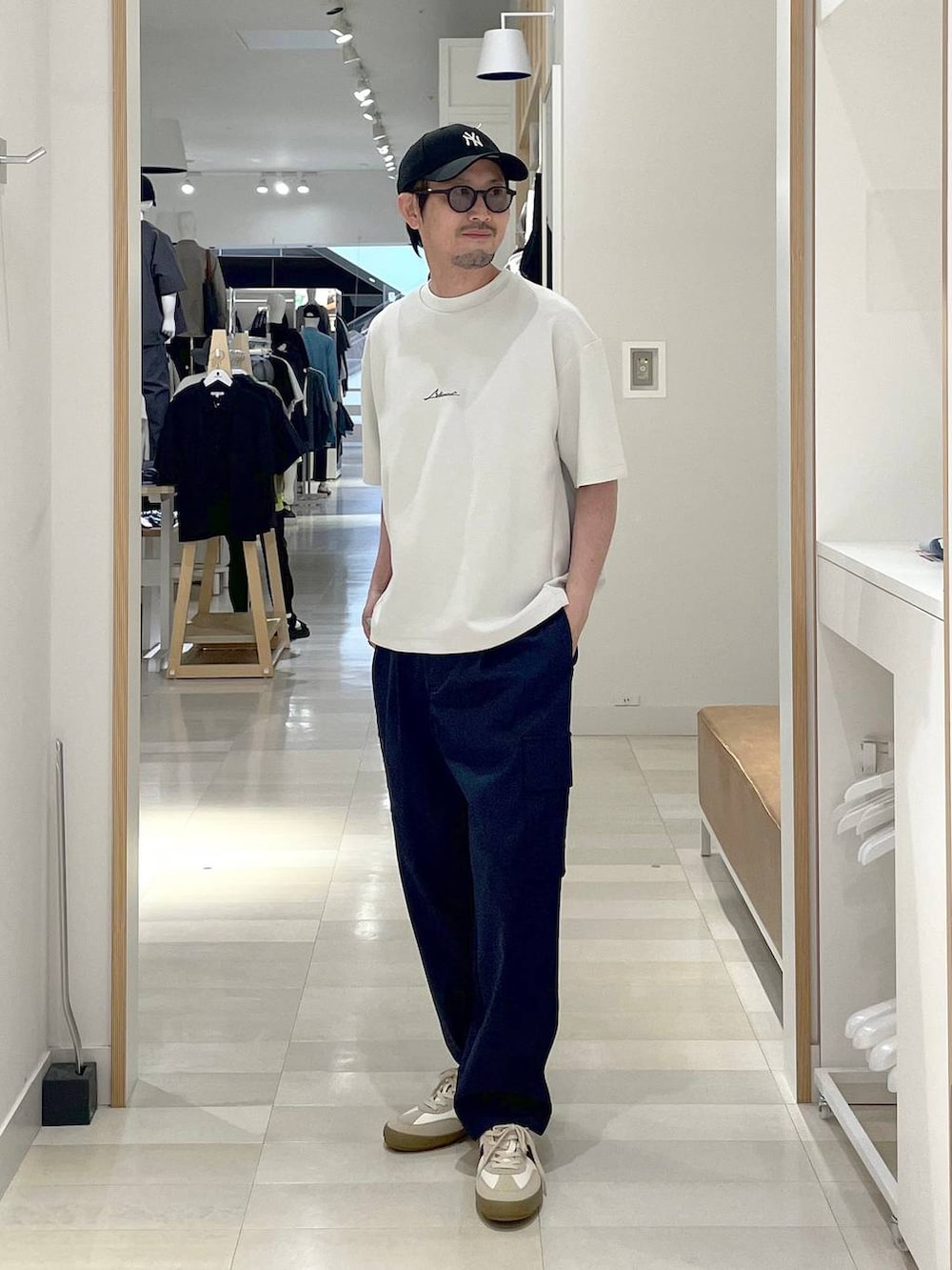 「高身長、カジュアル、ユニセックス、テーマパーク、休日コーデ、春コーデ、差し色コーデ、アウトドア、旅行、Tシャツ、GLOBAL WORK、andSTトレンド、人気アイテムをチェック！、スウェット、アウター」｜「GLOBAL WORKの【NEWERA】9FORTY/260083（キャップ、ブラック系）」を使った、ゆーすけさん（メンズ・176cm）の春コーディネートの2枚目の写真
