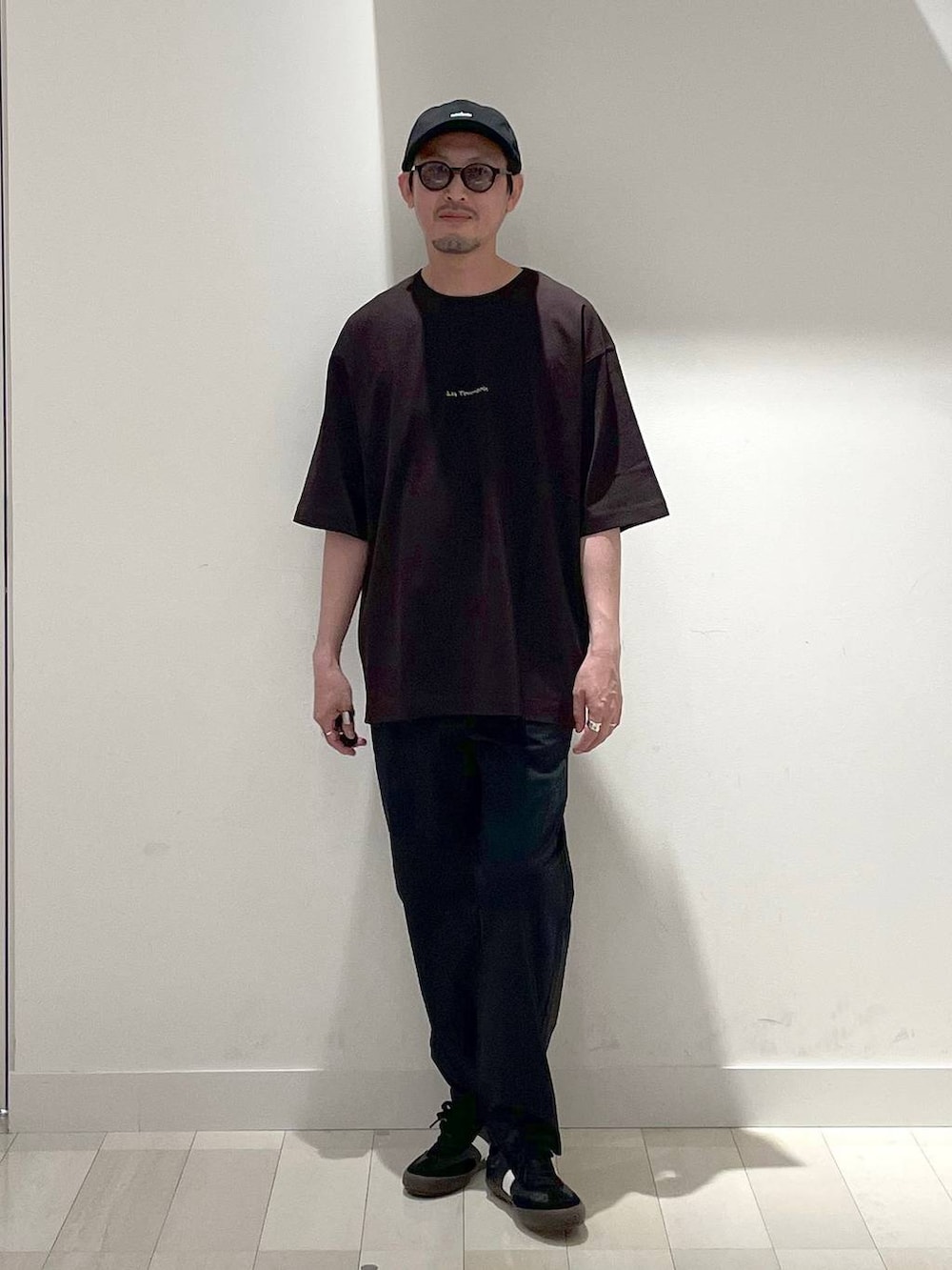 「高身長、カジュアル、ユニセックス、テーマパーク、休日コーデ、春コーデ、差し色コーデ、アウトドア、旅行、Tシャツ、GLOBAL WORK、andSTトレンド、人気アイテムをチェック!、スウェット、アウター」|「GLOBAL WORKの洗えるツイルキャップ/252006(キャップ、ブラック系)」を使った、ゆーすけさん(メンズ・176cm)の夏コーディネートの2枚目の写真