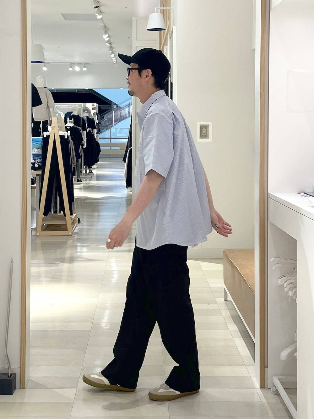 「高身長、カジュアル、ユニセックス、テーマパーク、フェススタイル、休日コーデ、夏コーデ、差し色コーデ、アウトドア、旅行、Tシャツ、GLOBAL WORK、andSTトレンド、and ST SALE、シャツ」|「GLOBAL WORKの洗えるツイルキャップ/252006(キャップ、ブラック系)」を使った、ゆーすけさん(メンズ・176cm)の夏コーディネートの2枚目の写真