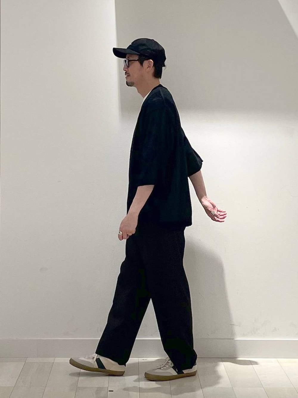 「高身長、カジュアル、ユニセックス、テーマパーク、休日コーデ、春コーデ、差し色コーデ、アウトドア、旅行、Tシャツ、GLOBAL WORK、andSTトレンド、人気アイテムをチェック!、スウェット、アウター」|「GLOBAL WORKの洗えるツイルキャップ/252006(キャップ、ブラック系)」を使った、ゆーすけさん(メンズ・176cm)の夏コーディネートの2枚目の写真