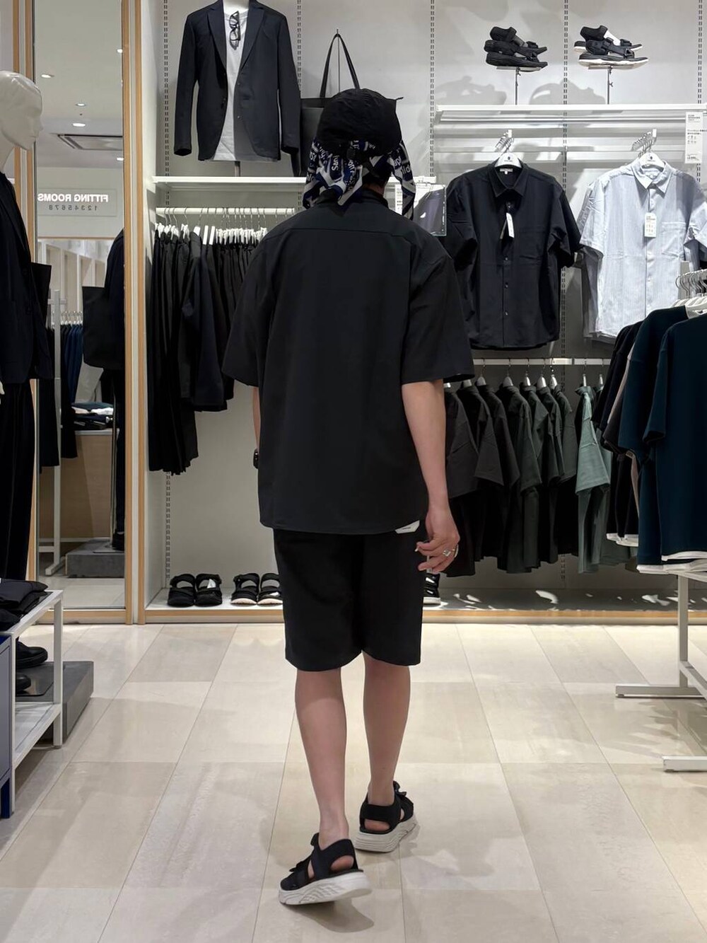 グレー系のシャツ/ブラウス、グレー系のその他パンツ、ブラック系のサンダルを着用したメンズの春コーディネートの4枚目の写真