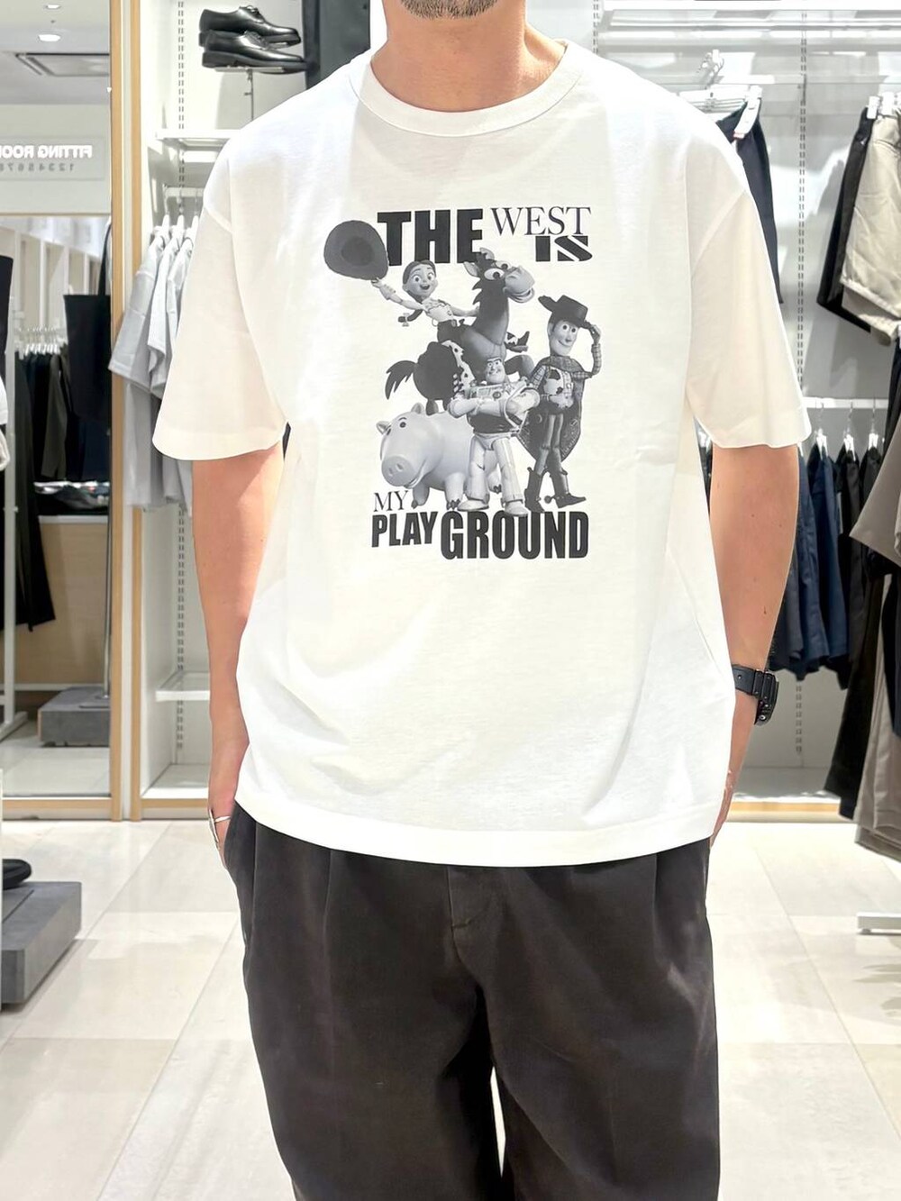 ホワイト系のTシャツ/カットソー、ブラック系のサングラスを着用したメンズの秋コーディネートの4枚目の写真