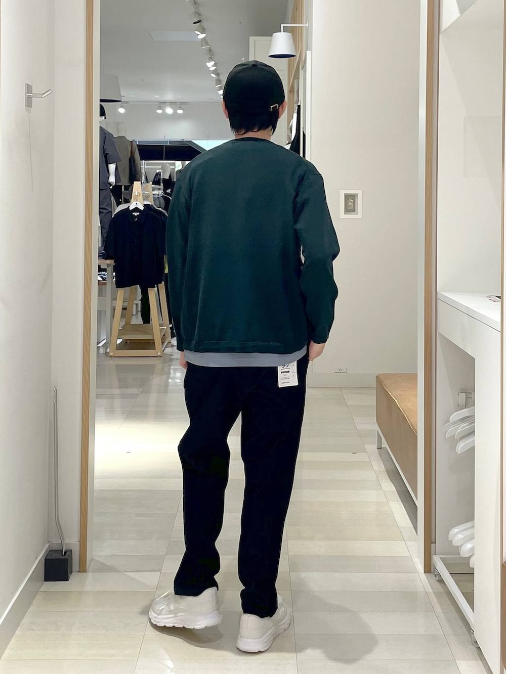 「高身長、カジュアル、ユニセックス、テーマパーク、休日コーデ、春コーデ、差し色コーデ、アウトドア、旅行、Tシャツ、GLOBAL WORK、andSTトレンド、人気アイテムをチェック！、ニット、アウター」｜「GLOBAL WORKの【NEWERA】9FORTY/260083（キャップ、ブラック系）」を使った、ゆーすけさん（メンズ・176cm）の春コーディネートの3枚目の写真
