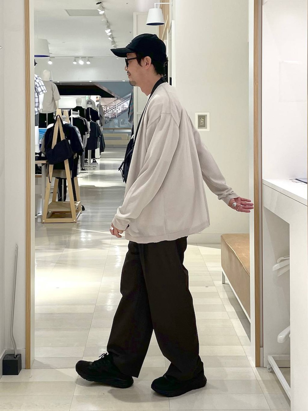 「高身長、カジュアル、ユニセックス、テーマパーク、休日コーデ、春コーデ、差し色コーデ、アウトドア、旅行、Tシャツ、GLOBAL WORK、andSTトレンド、人気アイテムをチェック！、夏コーデ、日帰り旅行」｜「GLOBAL WORKのUV/ブルーライトカットアソートサングラス/283759（サングラス、ブラック系）」を使った、ゆーすけさん（メンズ・176cm）の夏コーディネートの2枚目の写真