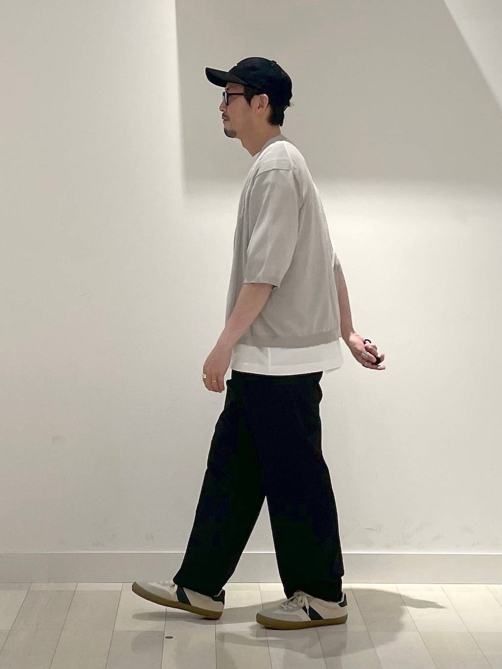 「高身長、カジュアル、ユニセックス、テーマパーク、休日コーデ、春コーデ、差し色コーデ、アウトドア、旅行、Tシャツ、GLOBAL WORK、andSTトレンド、人気アイテムをチェック！、ニット、アウター」｜「GLOBAL WORKの洗えるツイルキャップ/252006（キャップ、ブラック系）」を使った、ゆーすけさん（メンズ・176cm）の夏コーディネートの2枚目の写真