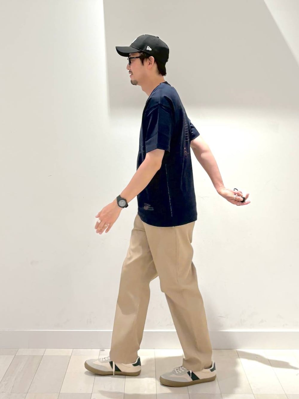 「高身長、カジュアル、ユニセックス、テーマパーク、フェススタイル、休日コーデ、夏コーデ、差し色コーデ、アウトドア、旅行、Tシャツ、GLOBAL WORK、andSTトレンド、and ST SALE、日帰り旅行」|「GLOBAL WORKの【NEWERA】9FORTY/260083(キャップ、ブラック系)」を使った、ゆーすけさん(メンズ・176cm)の夏コーディネートの2枚目の写真