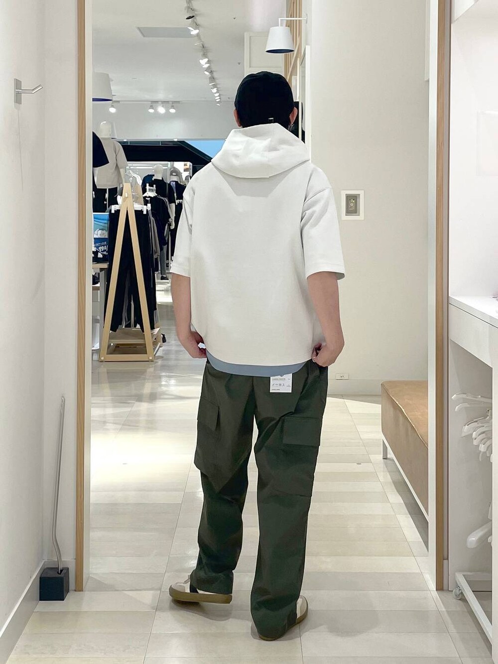 「高身長、カジュアル、ユニセックス、テーマパーク、休日コーデ、春コーデ、差し色コーデ、アウトドア、旅行、Tシャツ、GLOBAL WORK、andSTトレンド、人気アイテムをチェック！、パーカー、日帰り旅行」｜「GLOBAL WORKの洗えるツイルキャップ/252006（キャップ、ブラック系）」を使った、ゆーすけさん（メンズ・176cm）の夏コーディネートの3枚目の写真
