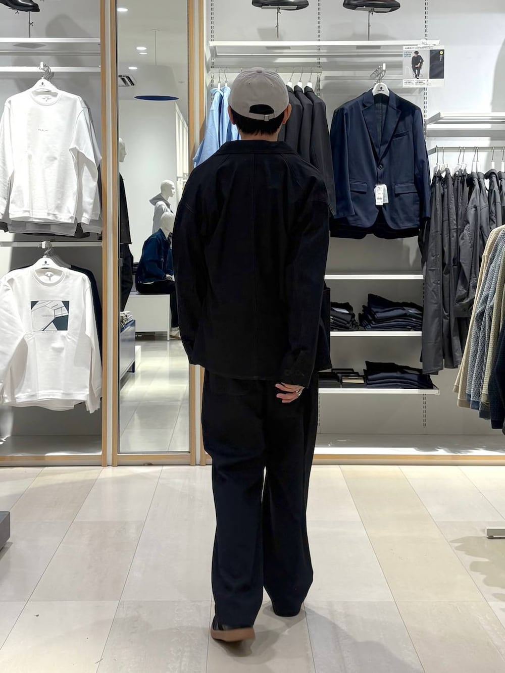 ブラック系のスニーカー、ブルー系のブルゾン、グレー系のキャップを着用したメンズの冬コーディネートの3枚目の写真