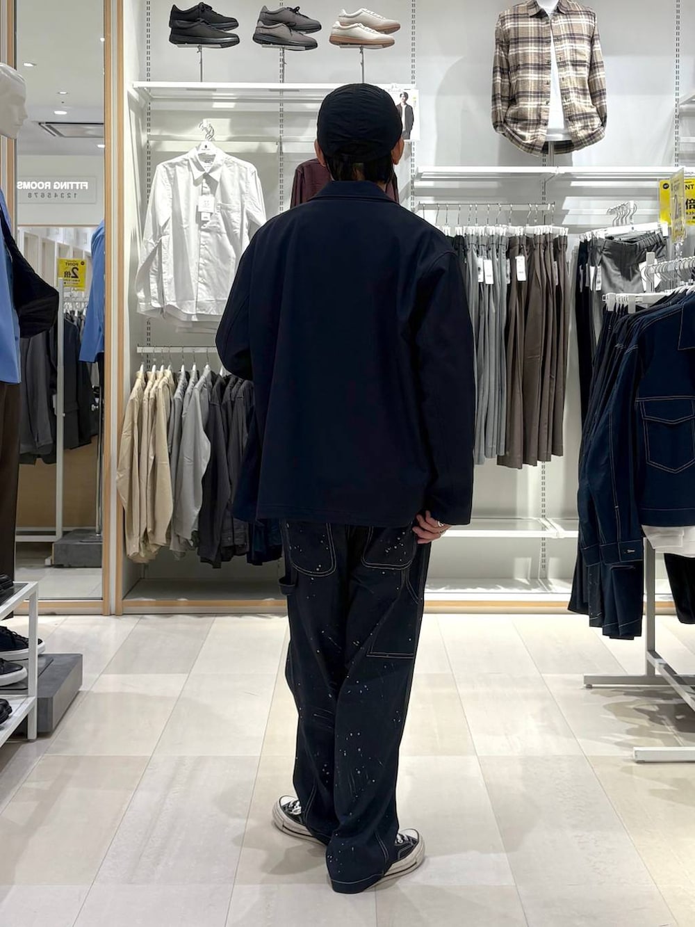 ブルー系のシャツ/ブラウス、ブルー系のデニムパンツ、ベージュ系のサングラスを着用したメンズの秋コーディネートの3枚目の写真