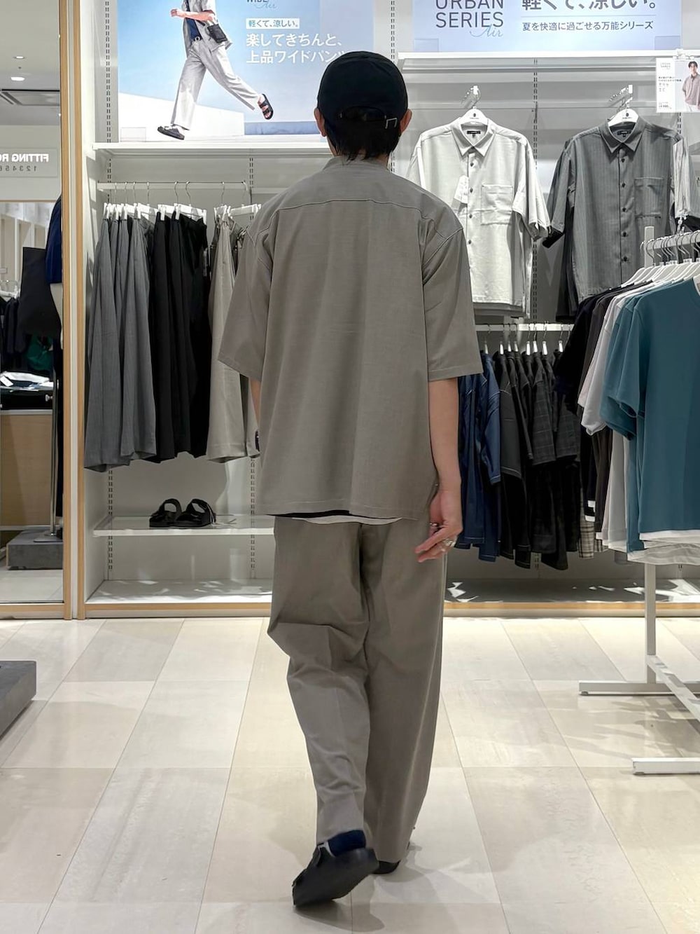 ブラウン系のスラックス、ブラウン系のシャツ/ブラウス、ブラック系のTシャツ/カットソーを着用したメンズの夏コーディネートの3枚目の写真