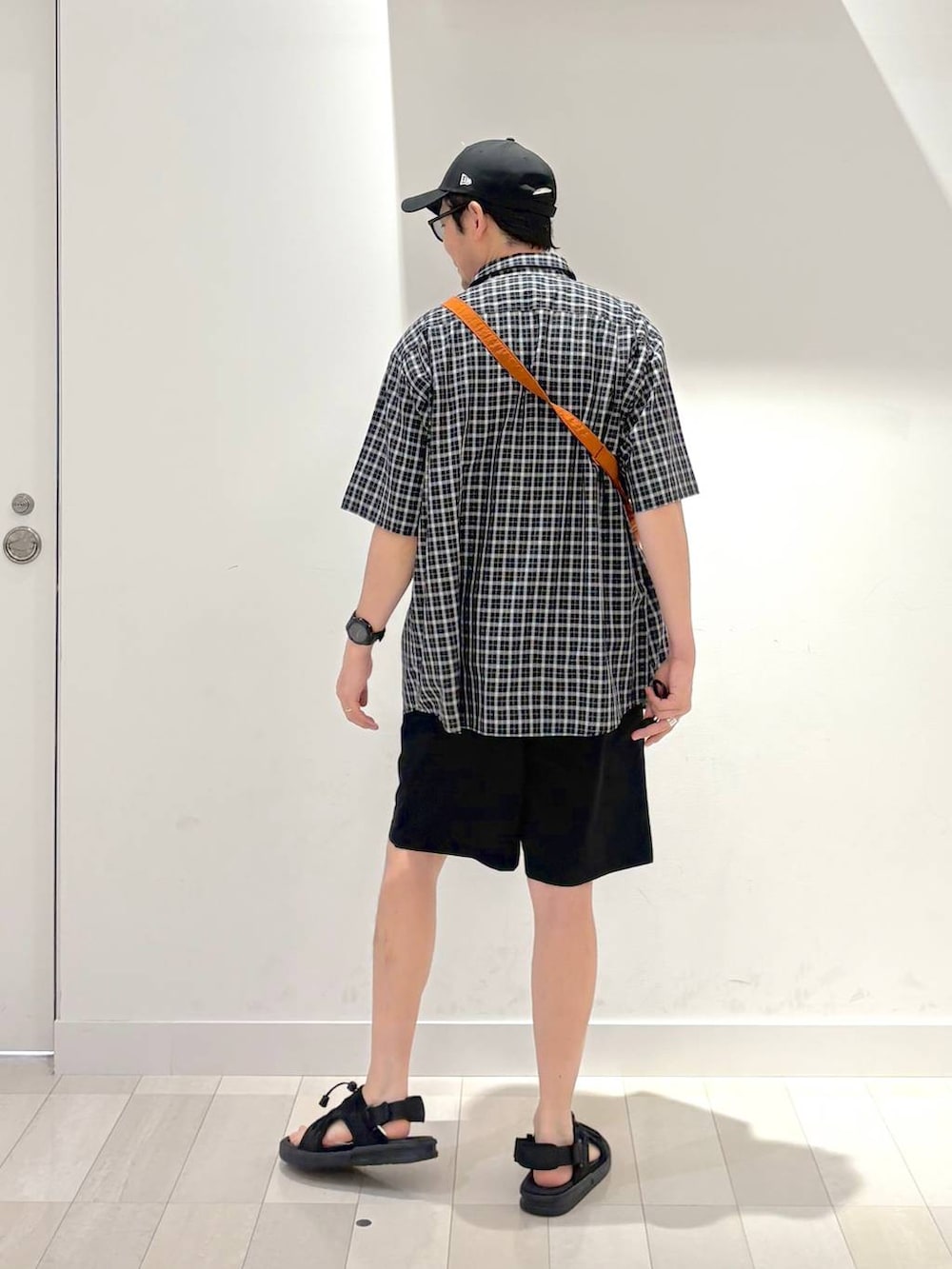 ブラック系のシャツ/ブラウス、ブラック系のその他パンツ、オレンジ系のショルダーバッグを着用したメンズの夏コーディネートの3枚目の写真