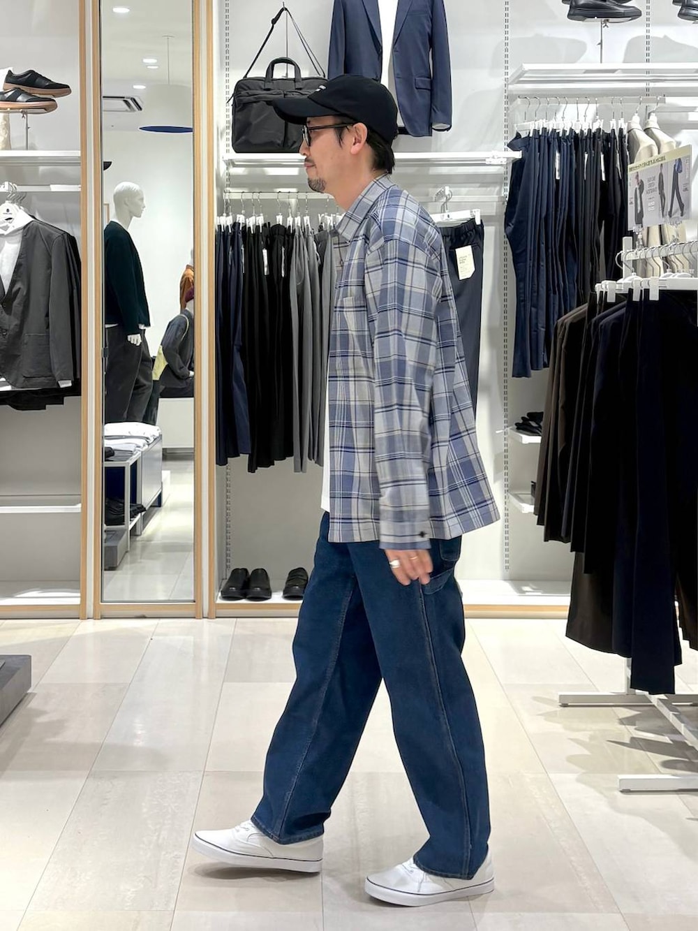 ブルー系のシャツ/ブラウス、ブルー系のデニムパンツ、ホワイト系のスニーカーを着用したメンズの春コーディネートの2枚目の写真