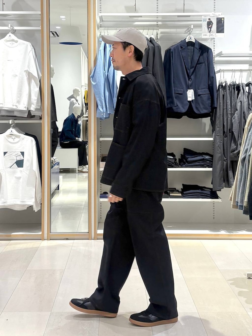 ブラック系のスニーカー、ブルー系のブルゾン、グレー系のキャップを着用したメンズの冬コーディネートの2枚目の写真