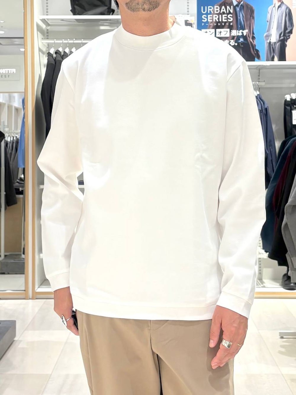 ベージュ系のスニーカー、ベージュ系のその他パンツ、ホワイト系のスウェットを着用したメンズの秋コーディネートの4枚目の写真
