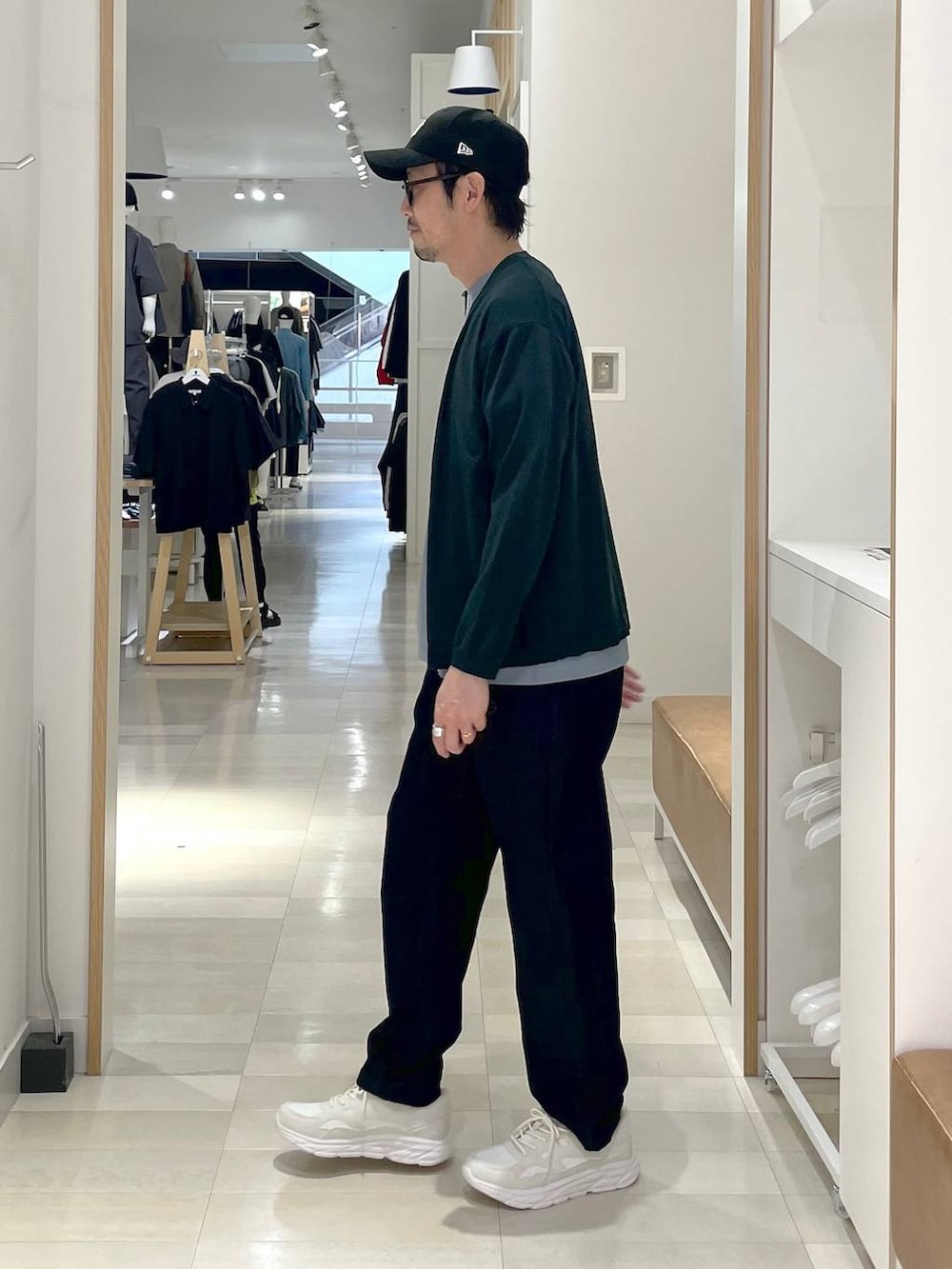 「高身長、カジュアル、ユニセックス、テーマパーク、休日コーデ、春コーデ、差し色コーデ、アウトドア、旅行、Tシャツ、GLOBAL WORK、andSTトレンド、人気アイテムをチェック！、ニット、アウター」｜「GLOBAL WORKの【NEWERA】9FORTY/260083（キャップ、ブラック系）」を使った、ゆーすけさん（メンズ・176cm）の春コーディネートの2枚目の写真
