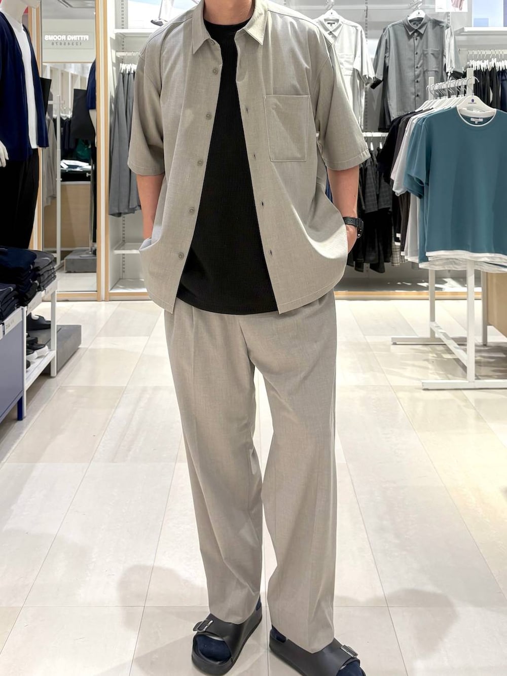ブラウン系のスラックス、ブラウン系のシャツ/ブラウス、ブラック系のTシャツ/カットソーを着用したメンズの夏コーディネートの4枚目の写真