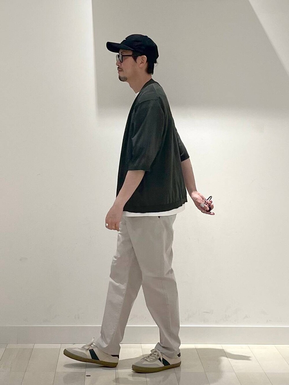 「人気アイテムをチェック!、旅行、Tシャツ、GLOBAL WORK、高身長、カジュアル、ユニセックス、テーマパーク、休日コーデ、春コーデ、差し色コーデ、アウトドア、andSTトレンド、雨の日コーデ、日帰り旅行」|「GLOBAL WORKの洗えるツイルキャップ/252006(キャップ、ブラック系)」を使った、ゆーすけさん(メンズ・176cm)の夏コーディネートの2枚目の写真