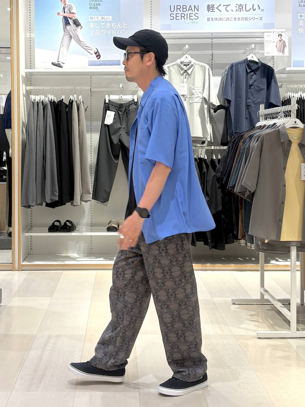 ホワイト系のシャツ/ブラウス、ブラック系のスニーカー、ブラック系のTシャツ/カットソーを着用したメンズの夏コーディネートの2枚目の写真