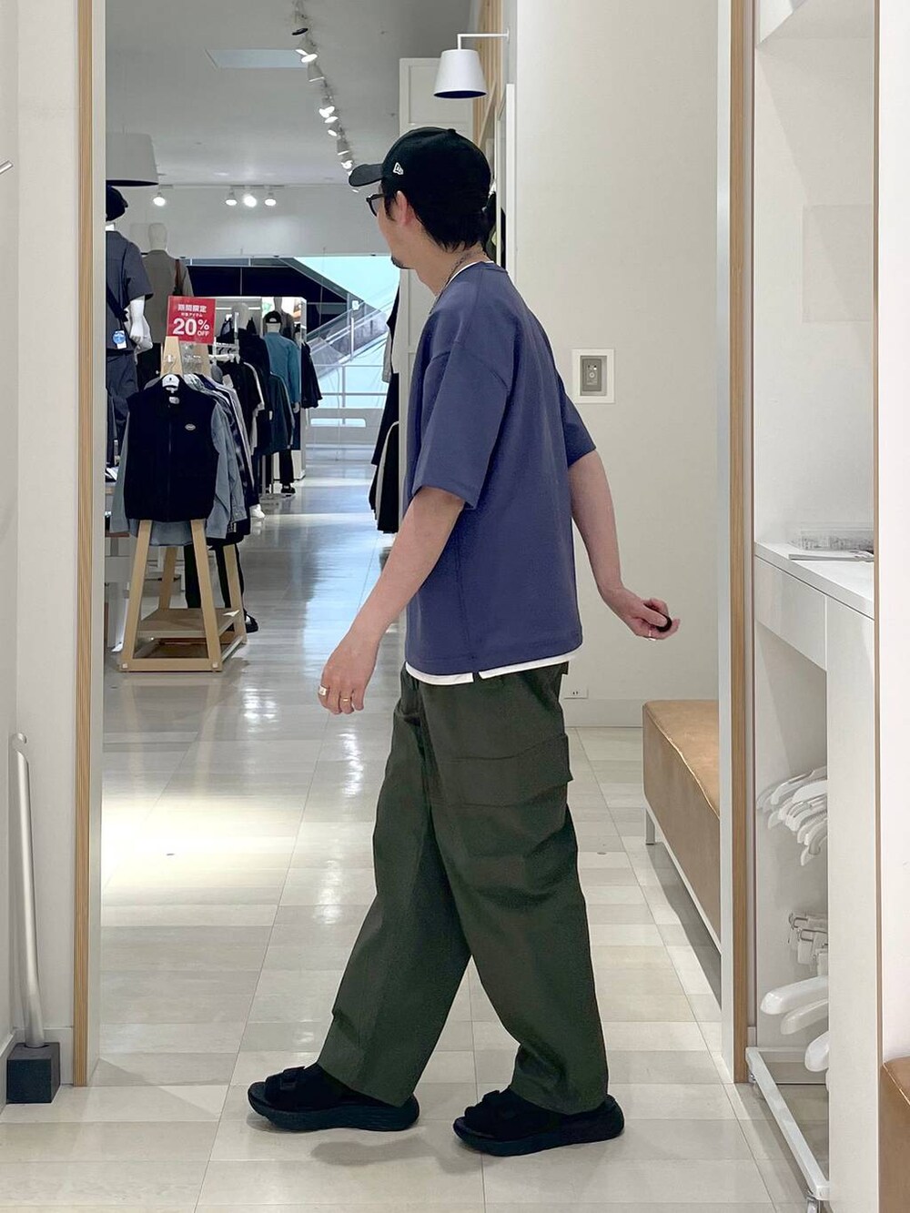 「高身長、カジュアル、ユニセックス、テーマパーク、休日コーデ、春コーデ、差し色コーデ、アウトドア、旅行、Tシャツ、GLOBAL WORK、andSTトレンド、人気アイテムをチェック!、アウター、スウェット」|「GLOBAL WORKの【NEWERA】9FORTY/260083(キャップ、ブラック系)」を使った、ゆーすけさん(メンズ・176cm)の夏コーディネートの2枚目の写真