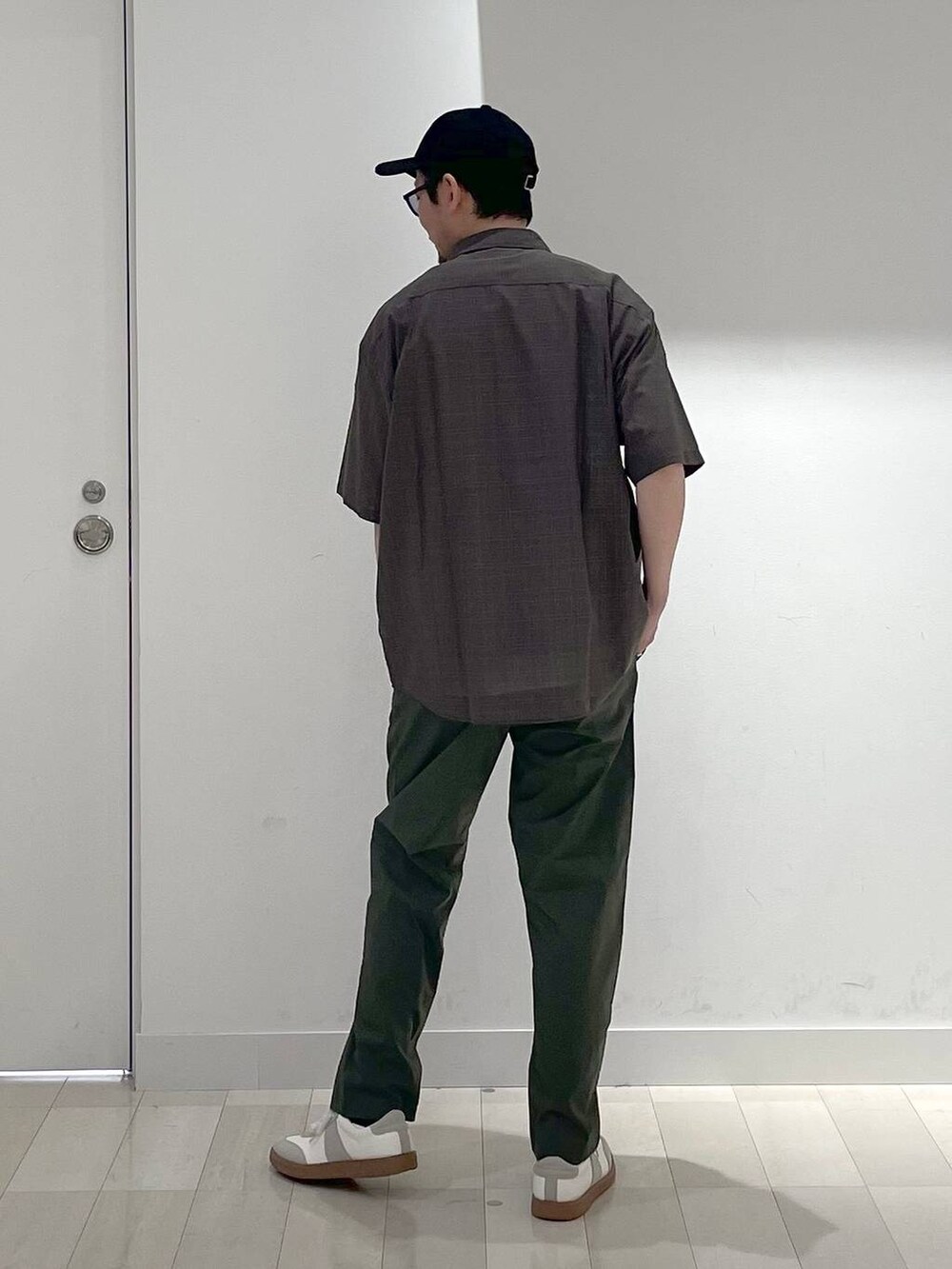 「高身長、カジュアル、ユニセックス、テーマパーク、休日コーデ、春コーデ、差し色コーデ、アウトドア、旅行、Tシャツ、GLOBAL WORK、andSTトレンド、人気アイテムをチェック!、雨の日コーデ、日帰り旅行」|「GLOBAL WORKのエアかるクラシックスニーカー/142642(スニーカー、ベージュ系)」を使った、ゆーすけさん(メンズ・176cm)の夏コーディネートの3枚目の写真