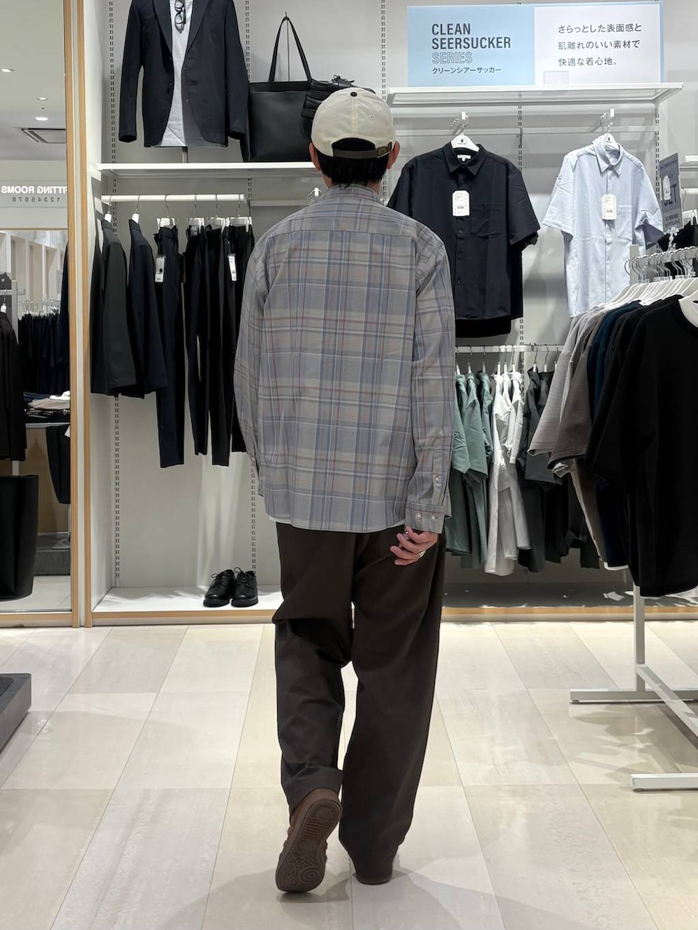 ブラウン系のその他パンツ、ホワイト系のTシャツ/カットソー、グレー系のシャツ/ブラウスを着用したメンズの春コーディネートの3枚目の写真