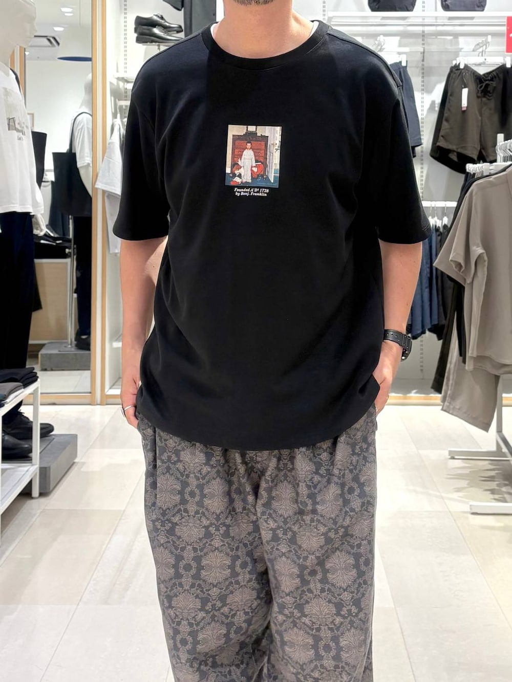 ブラック系のTシャツ/カットソー、グレー系のその他パンツ、ブラック系のサングラスを着用したメンズの夏コーディネートの4枚目の写真