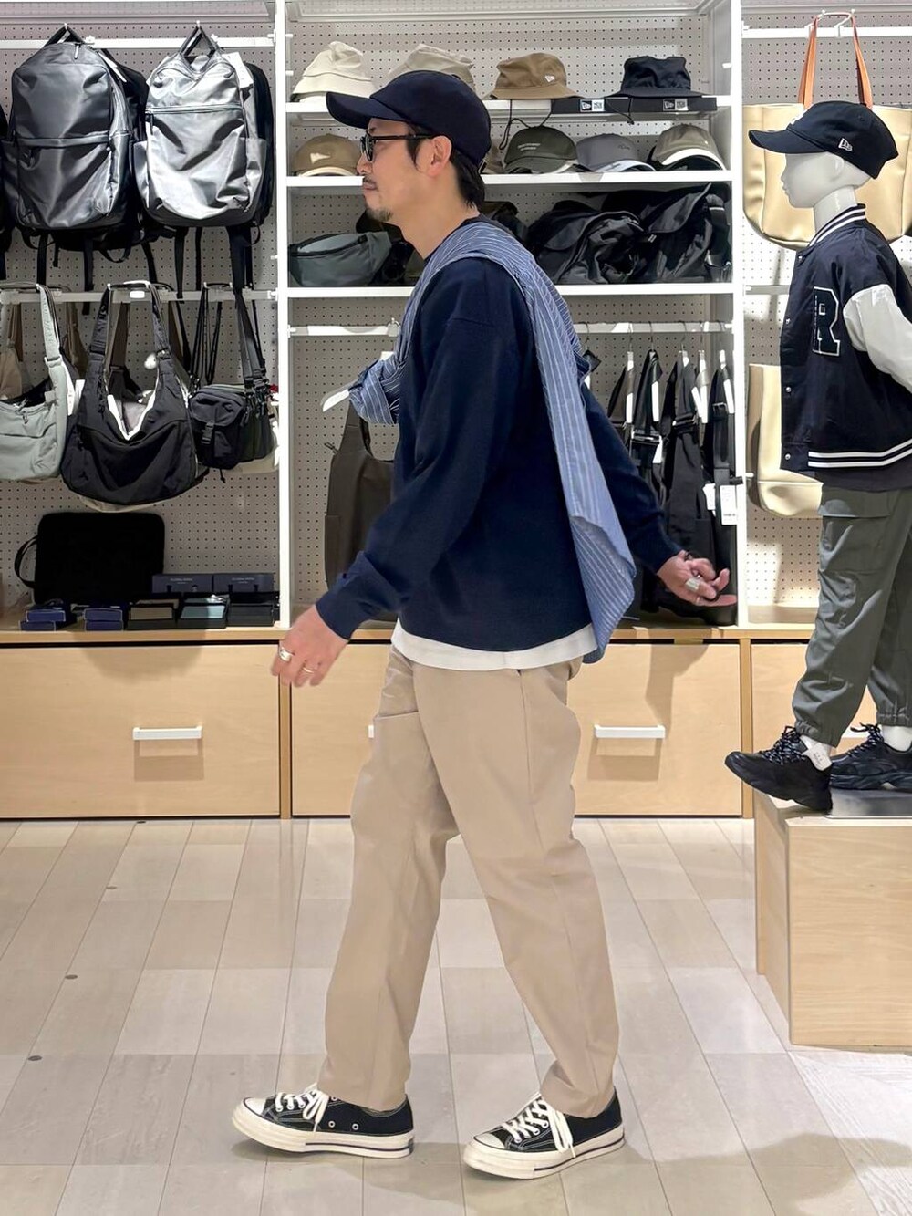 ブルー系のシャツ/ブラウス、ブルー系のスウェット、ベージュ系のその他パンツを着用したメンズの秋コーディネートの2枚目の写真