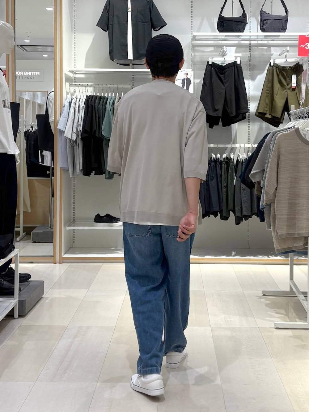 ホワイト系のTシャツ/カットソー、ホワイト系のスニーカー、ベージュ系のカーディガン/ボレロを着用したメンズの夏コーディネートの3枚目の写真