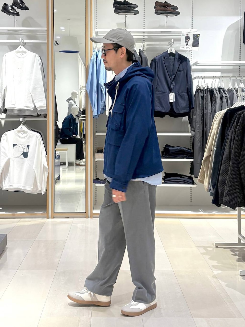 ベージュ系のスニーカー、グレー系のその他パンツ、ブルー系のシャツ/ブラウスを着用したメンズの冬コーディネートの2枚目の写真