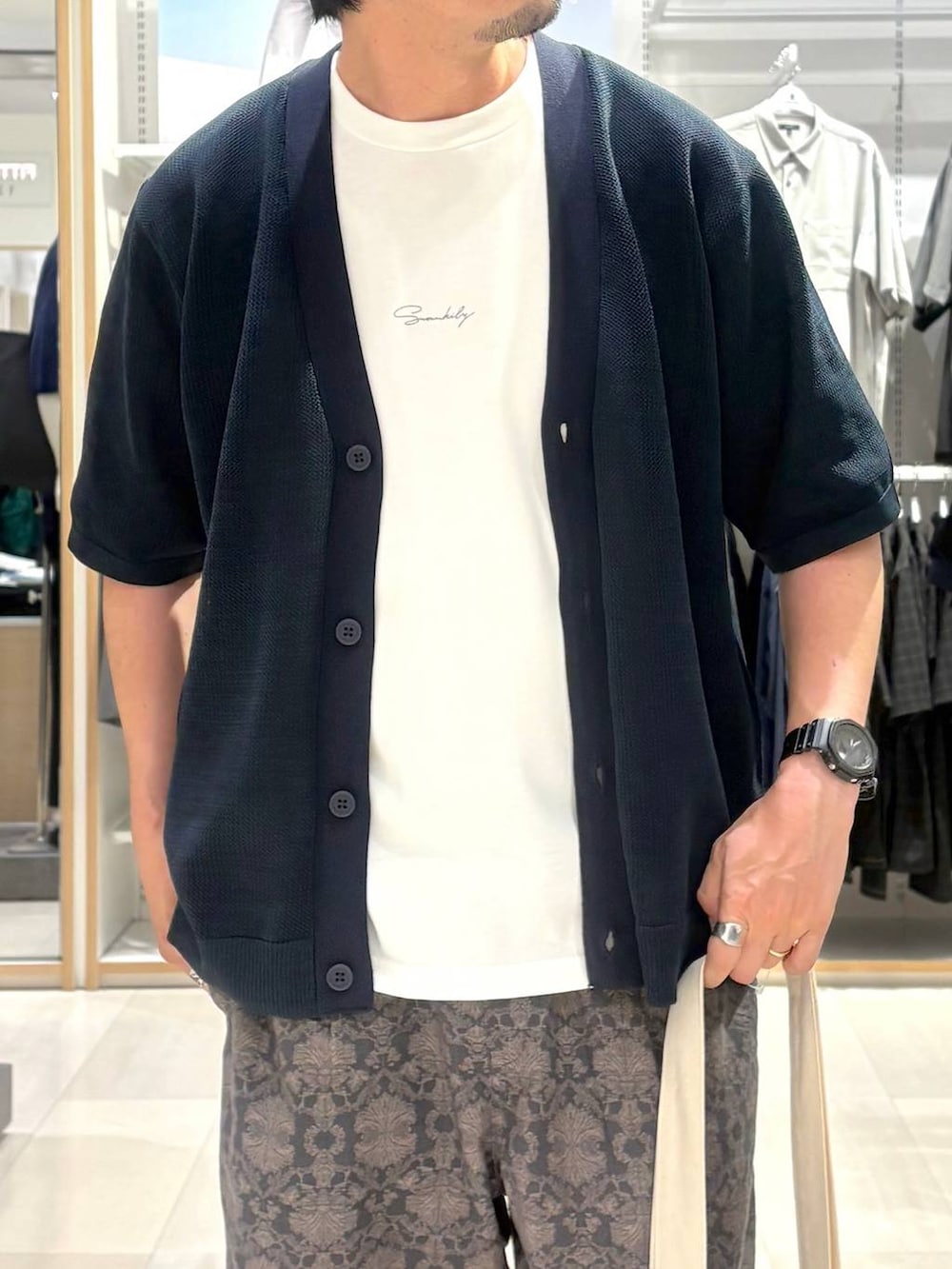 ホワイト系のトートバッグ、グレー系のその他パンツ、ブルー系のカーディガン/ボレロを着用したメンズの夏コーディネートの3枚目の写真