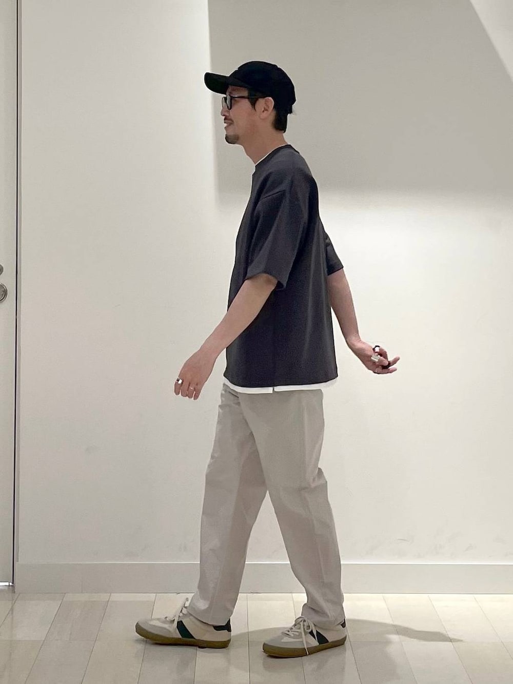 「高身長、カジュアル、ユニセックス、テーマパーク、休日コーデ、春コーデ、差し色コーデ、アウトドア、旅行、Tシャツ、GLOBAL WORK、andSTトレンド、人気アイテムをチェック!、スウェット、アウター」|「GLOBAL WORKの洗えるツイルキャップ/252006(キャップ、ブラック系)」を使った、ゆーすけさん(メンズ・176cm)の夏コーディネートの2枚目の写真