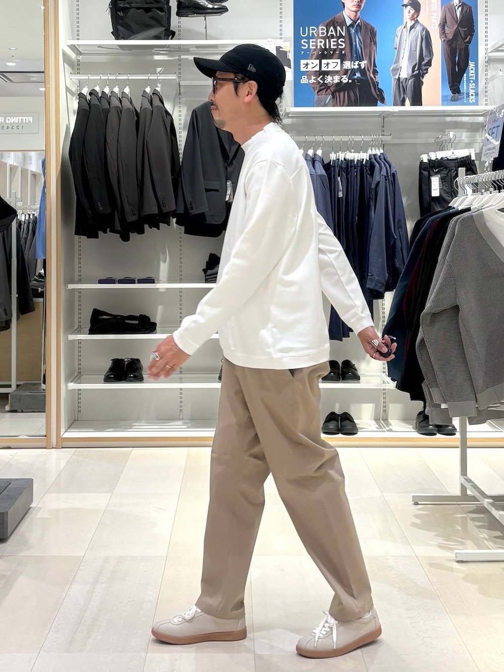 ベージュ系のスニーカー、ベージュ系のその他パンツ、ホワイト系のスウェットを着用したメンズの秋コーディネートの2枚目の写真