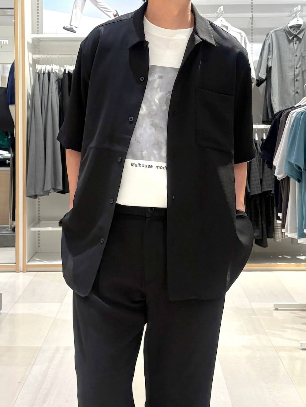 ブラック系のシャツ/ブラウス、ブラック系のチノパンツ、ホワイト系のTシャツ/カットソーを着用したメンズの夏コーディネートの4枚目の写真