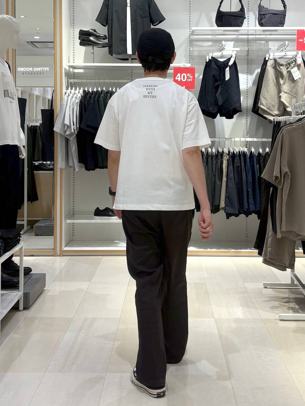ホワイト系のTシャツ/カットソー、ブラック系のサングラスを着用したメンズの秋コーディネートの3枚目の写真