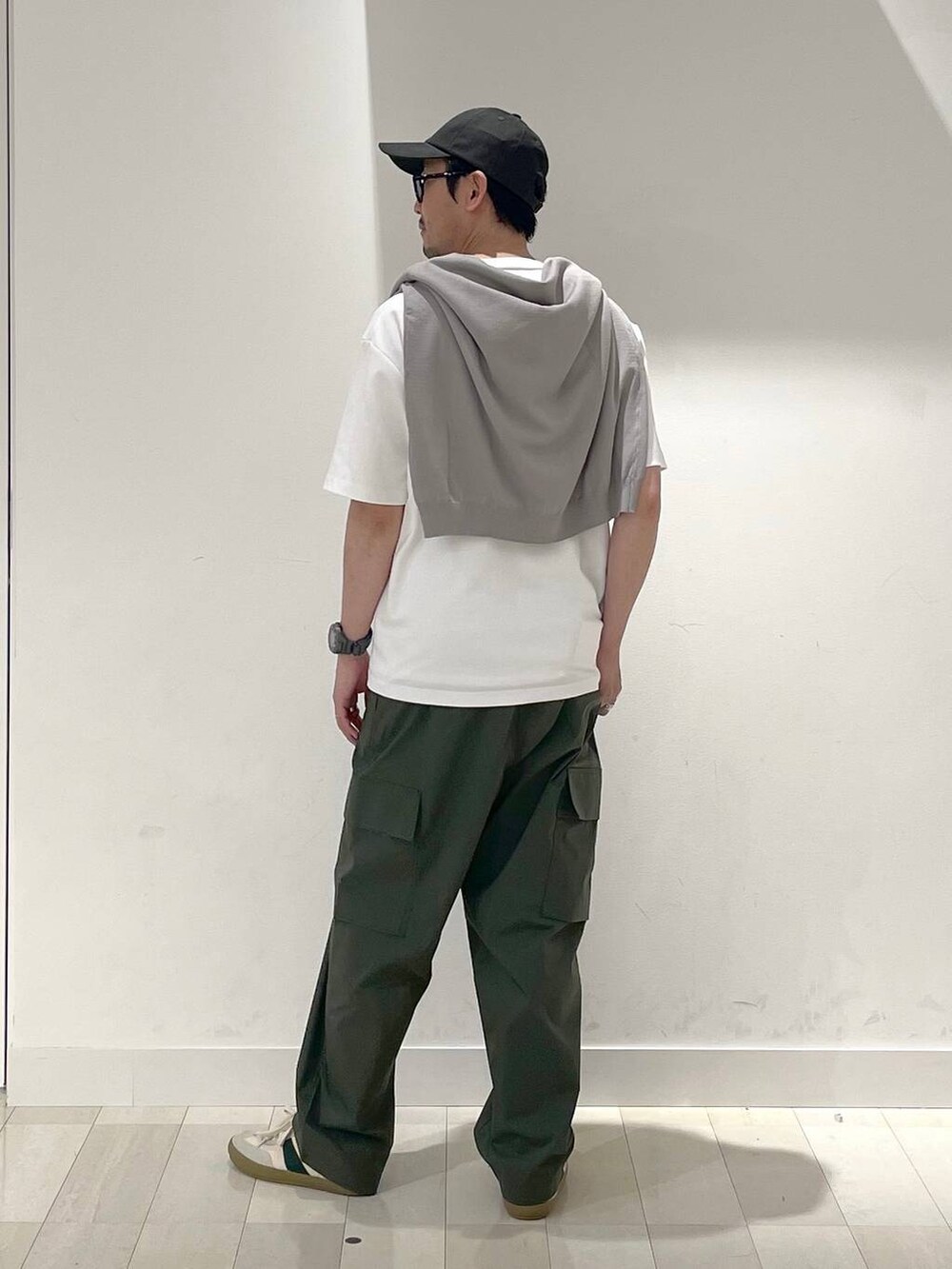 グレー系のカーディガン/ボレロ、ベージュ系のスニーカー、ホワイト系のTシャツ/カットソーを着用したメンズの夏コーディネートの3枚目の写真