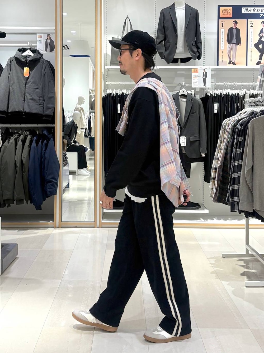 ベージュ系のスニーカー、ピンク系のシャツ/ブラウス、ブラック系のその他パンツを着用したメンズの秋コーディネートの2枚目の写真