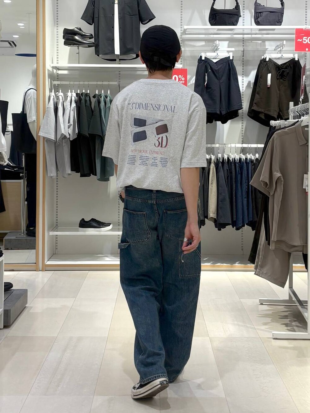 ブルー系のデニムパンツ、グレー系のTシャツ/カットソー、ブラック系のサングラスを着用したメンズの秋コーディネートの3枚目の写真