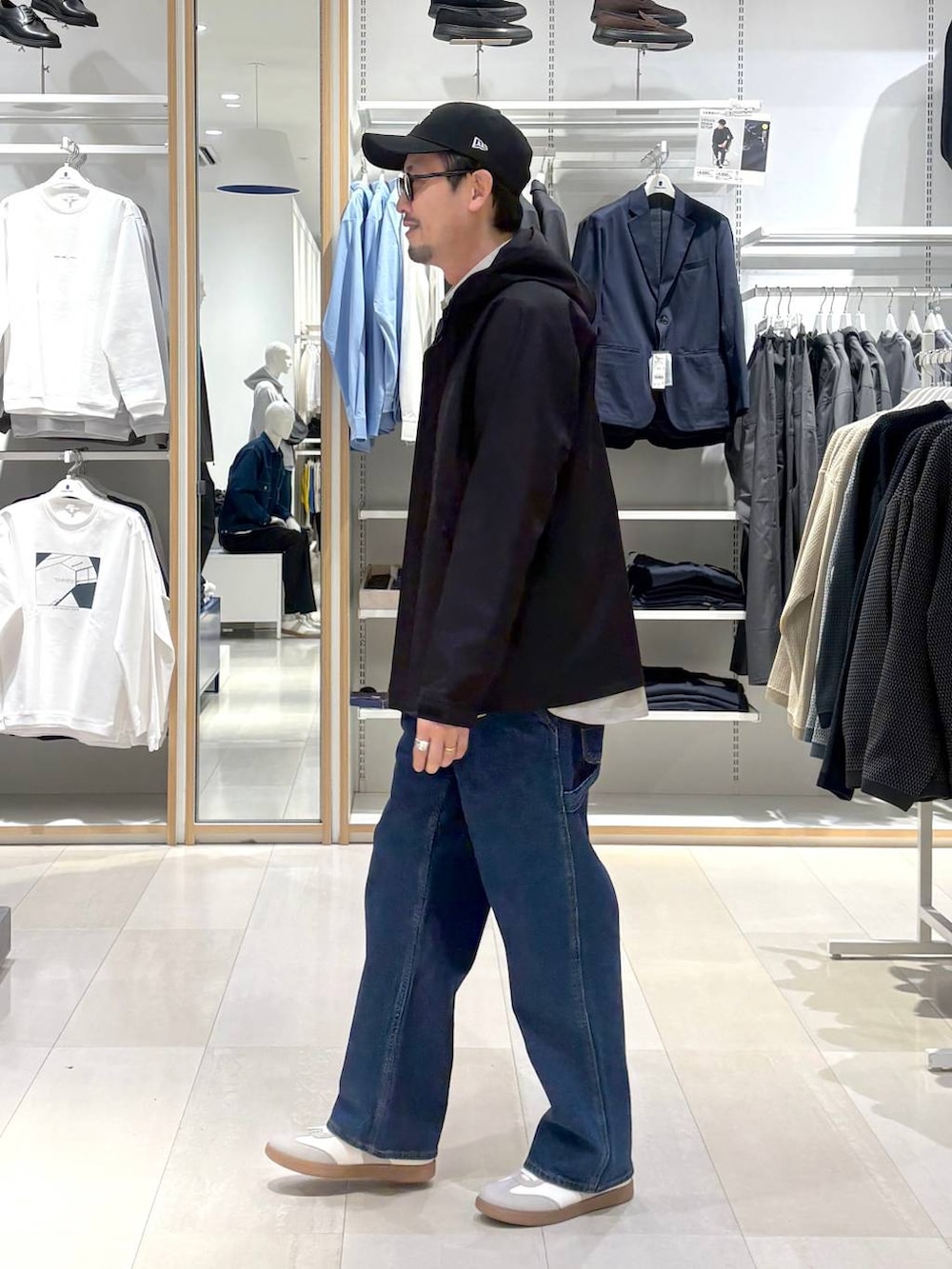 ベージュ系のスニーカー、ベージュ系のシャツ/ブラウス、ブルー系のデニムパンツを着用したメンズの冬コーディネートの2枚目の写真