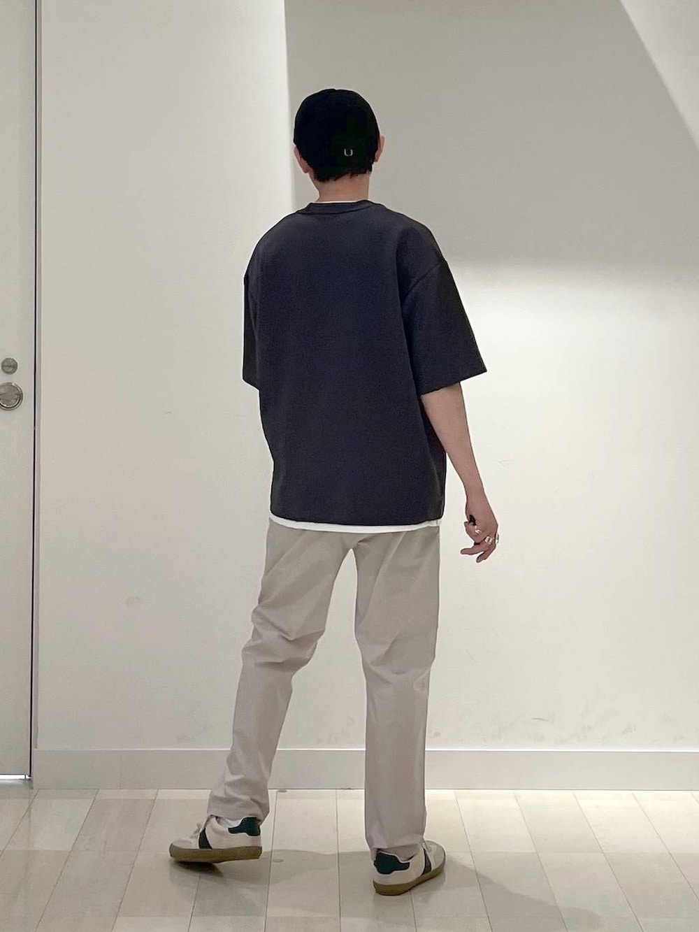 「高身長、カジュアル、ユニセックス、テーマパーク、休日コーデ、春コーデ、差し色コーデ、アウトドア、旅行、Tシャツ、GLOBAL WORK、andSTトレンド、人気アイテムをチェック!、スウェット、アウター」|「GLOBAL WORKの洗えるツイルキャップ/252006(キャップ、ブラック系)」を使った、ゆーすけさん(メンズ・176cm)の夏コーディネートの3枚目の写真