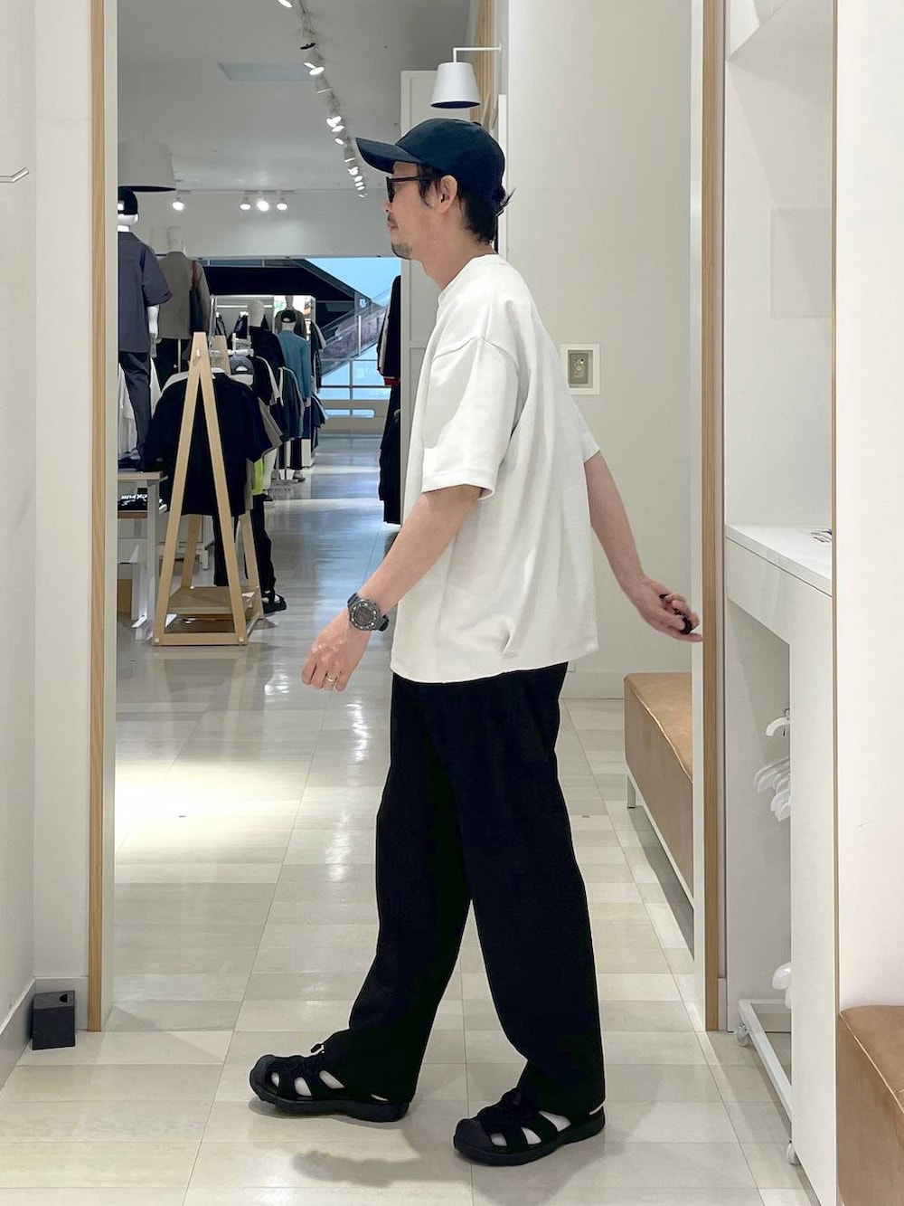 「高身長、カジュアル、ユニセックス、テーマパーク、休日コーデ、春コーデ、差し色コーデ、アウトドア、旅行、Tシャツ、GLOBAL WORK、andSTトレンド、人気アイテムをチェック！、スウェット、アウター」｜「GLOBAL WORKのUV/ブルーライトカットアソートサングラス/283759（サングラス、ブラック系）」を使った、ゆーすけさん（メンズ・176cm）の夏コーディネートの2枚目の写真