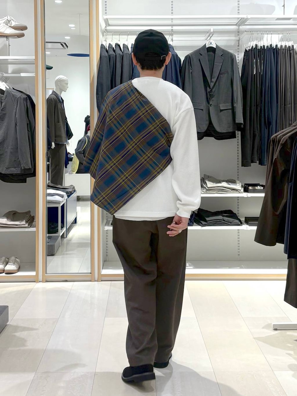 ブラウン系のその他パンツ、グリーン系のシャツ/ブラウス、その他のその他シューズを着用したメンズの春コーディネートの3枚目の写真