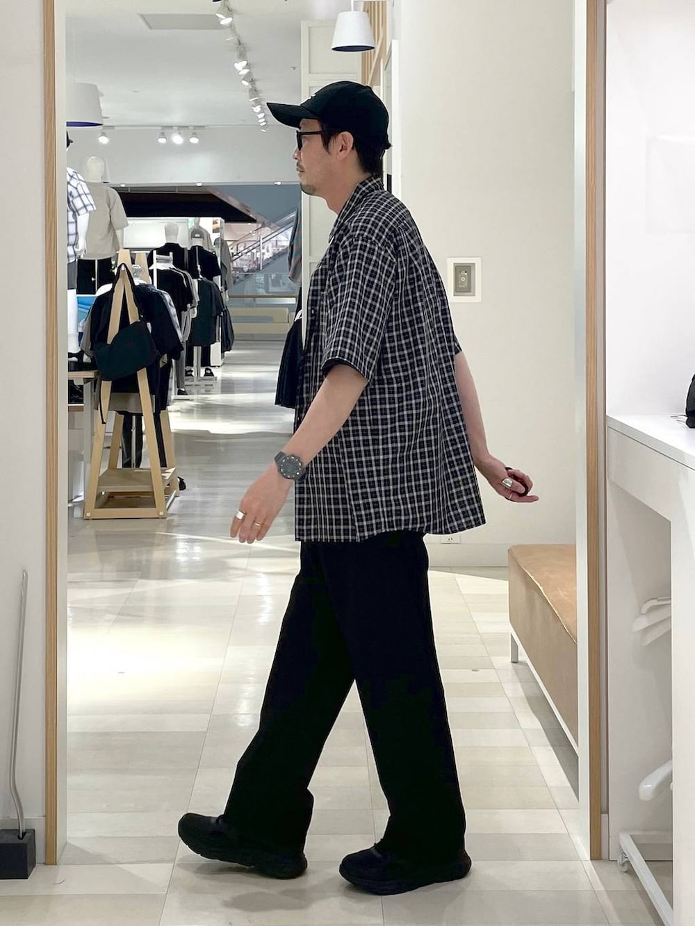 「高身長、カジュアル、ユニセックス、テーマパーク、フェススタイル、休日コーデ、旅行、Tシャツ、GLOBAL WORK、andSTトレンド、and ST SALE、夏コーデ、差し色コーデ、アウトドア、シャツ」|「GLOBAL WORKのUV/ブルーライトカットアソートサングラス/283759(サングラス、ブラック系)」を使った、ゆーすけさん(メンズ・176cm)の夏コーディネートの2枚目の写真