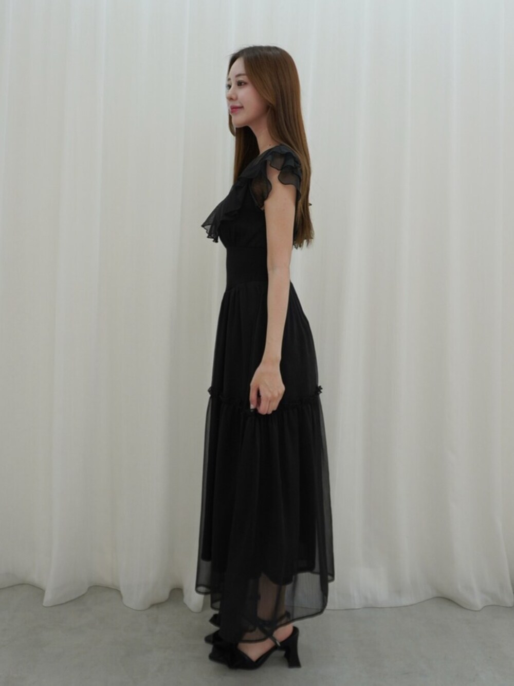 ブラック系のパンプス、ブラック系のワンピースを着用したレディースの春コーディネートの2枚目の写真