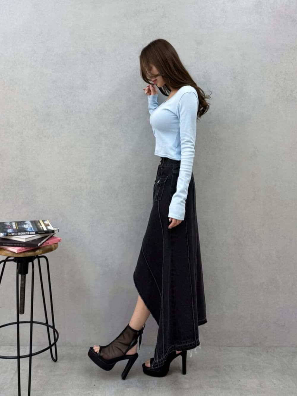 ブラック系のサンダル、ブラック系のデニムスカート、ブルー系のTシャツ/カットソーを着用したレディースの春コーディネートの2枚目の写真