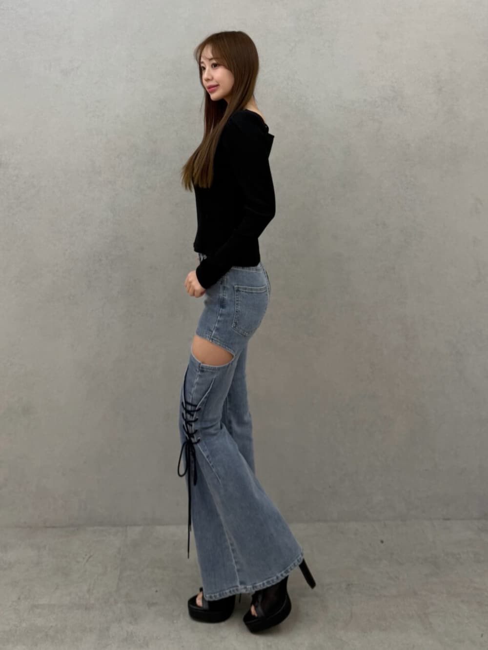 ブルー系のデニムパンツ、ブラック系のTシャツ/カットソーを着用したレディースの冬コーディネートの2枚目の写真