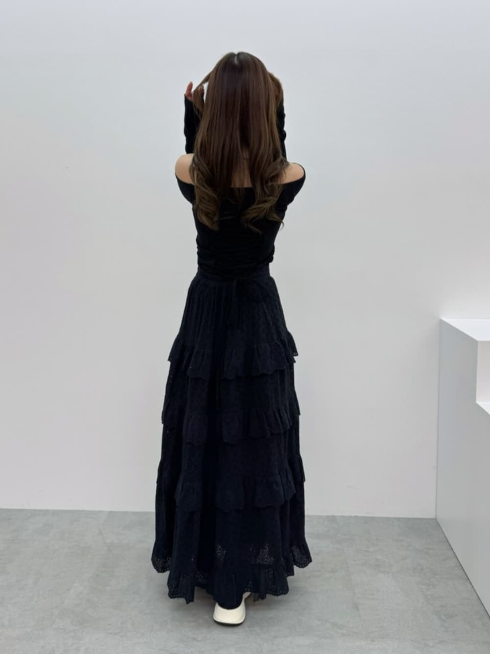 ホワイト系のブーツ、ブラック系のスカート、ブラック系のTシャツ/カットソーを着用したレディースの春コーディネートの4枚目の写真